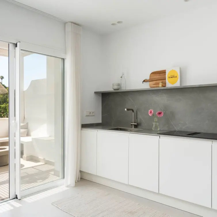 Sale of middle floor apartment in Benahavís