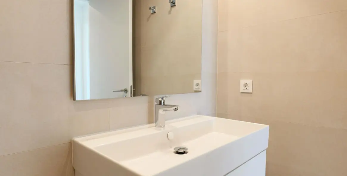 Sale of middle floor apartment in Estepona 25