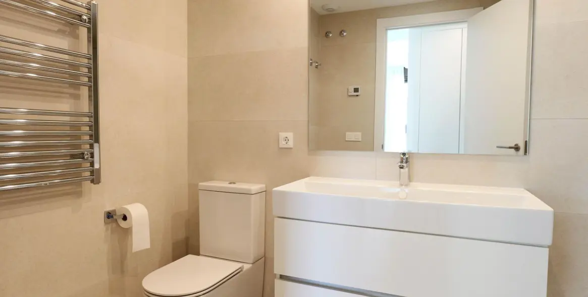 Sale of middle floor apartment in Estepona 28