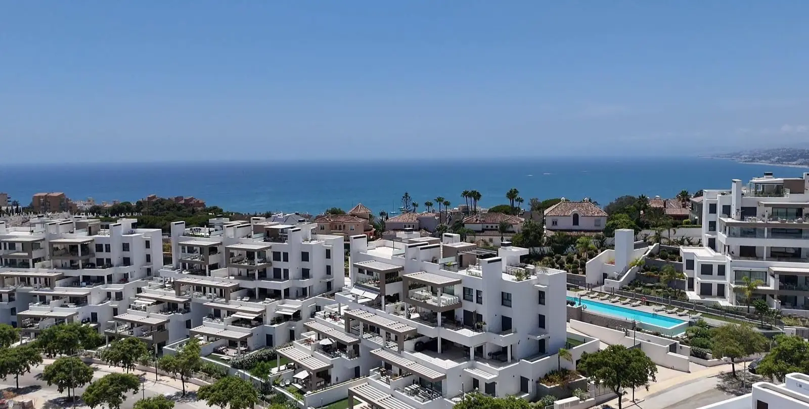 Sale of middle floor apartment in Estepona 1
