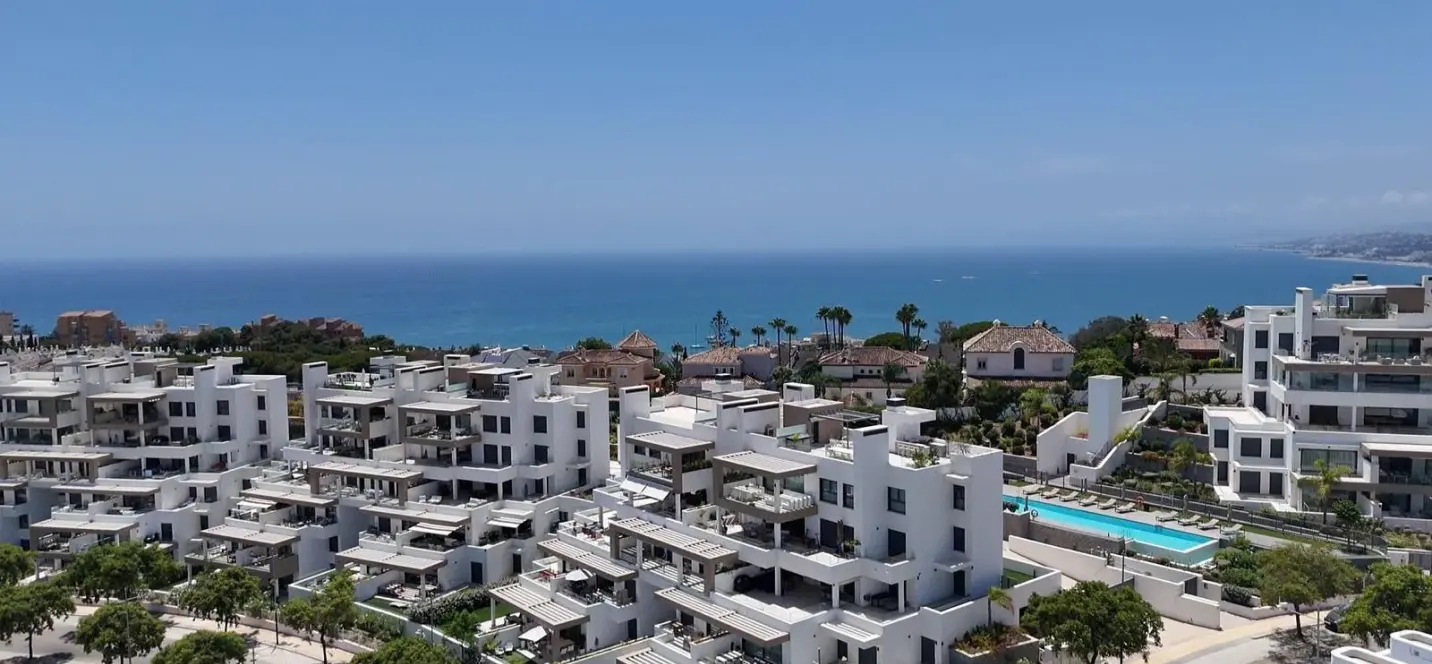 Venta de apartamento en planta media en Estepona 0