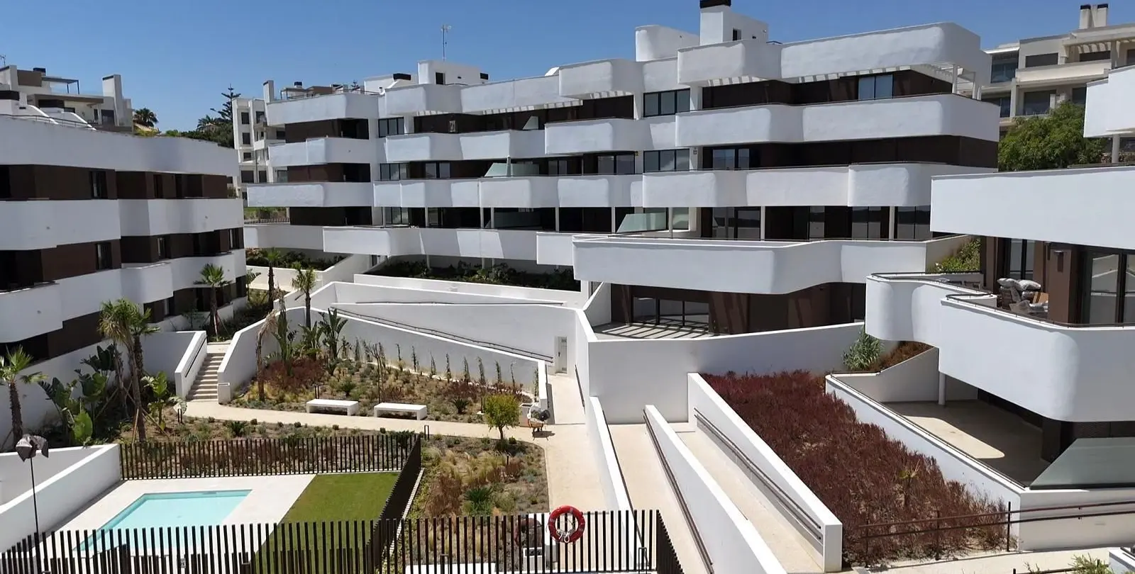 Sale of middle floor apartment in Estepona 2