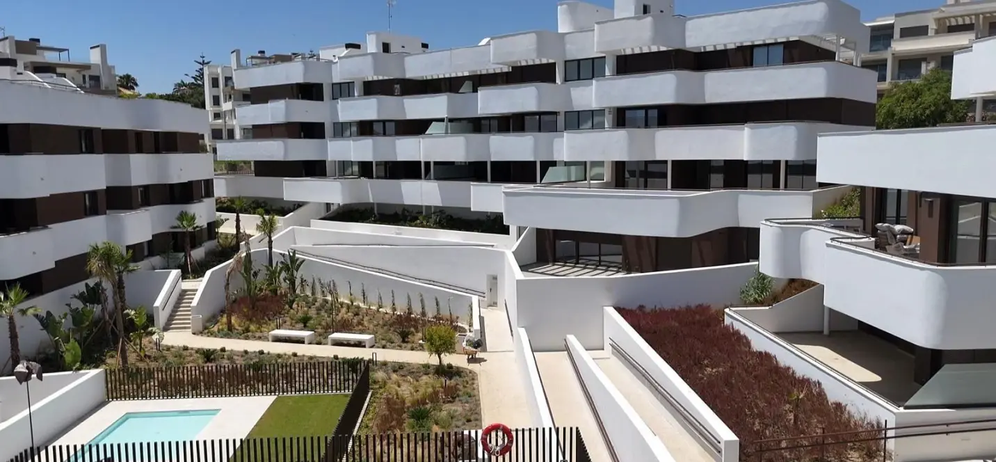 Venta de apartamento en planta media en Estepona 1