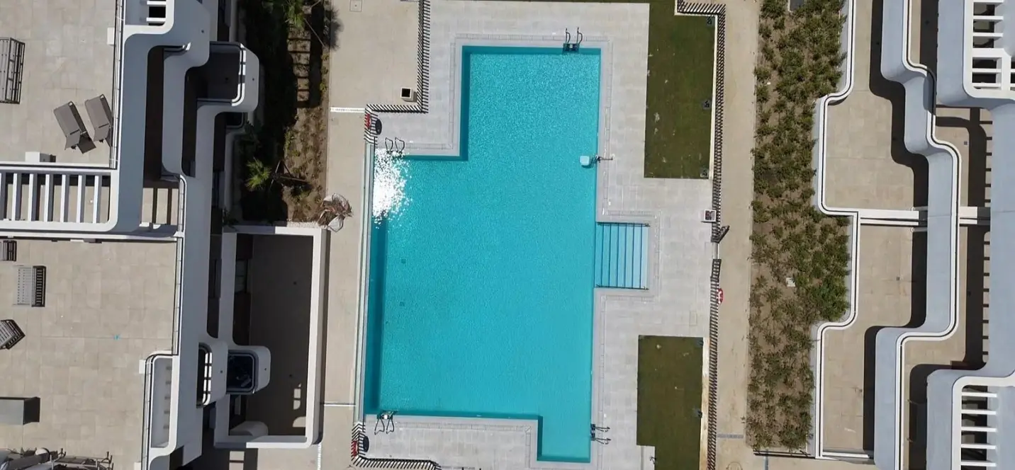 Venta de apartamento en planta media en Estepona 2