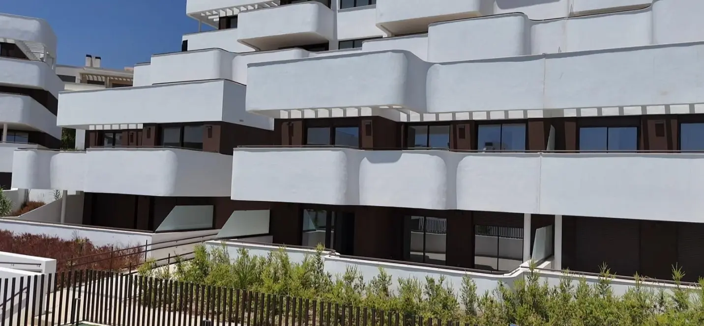 Venta de apartamento en planta media en Estepona 4