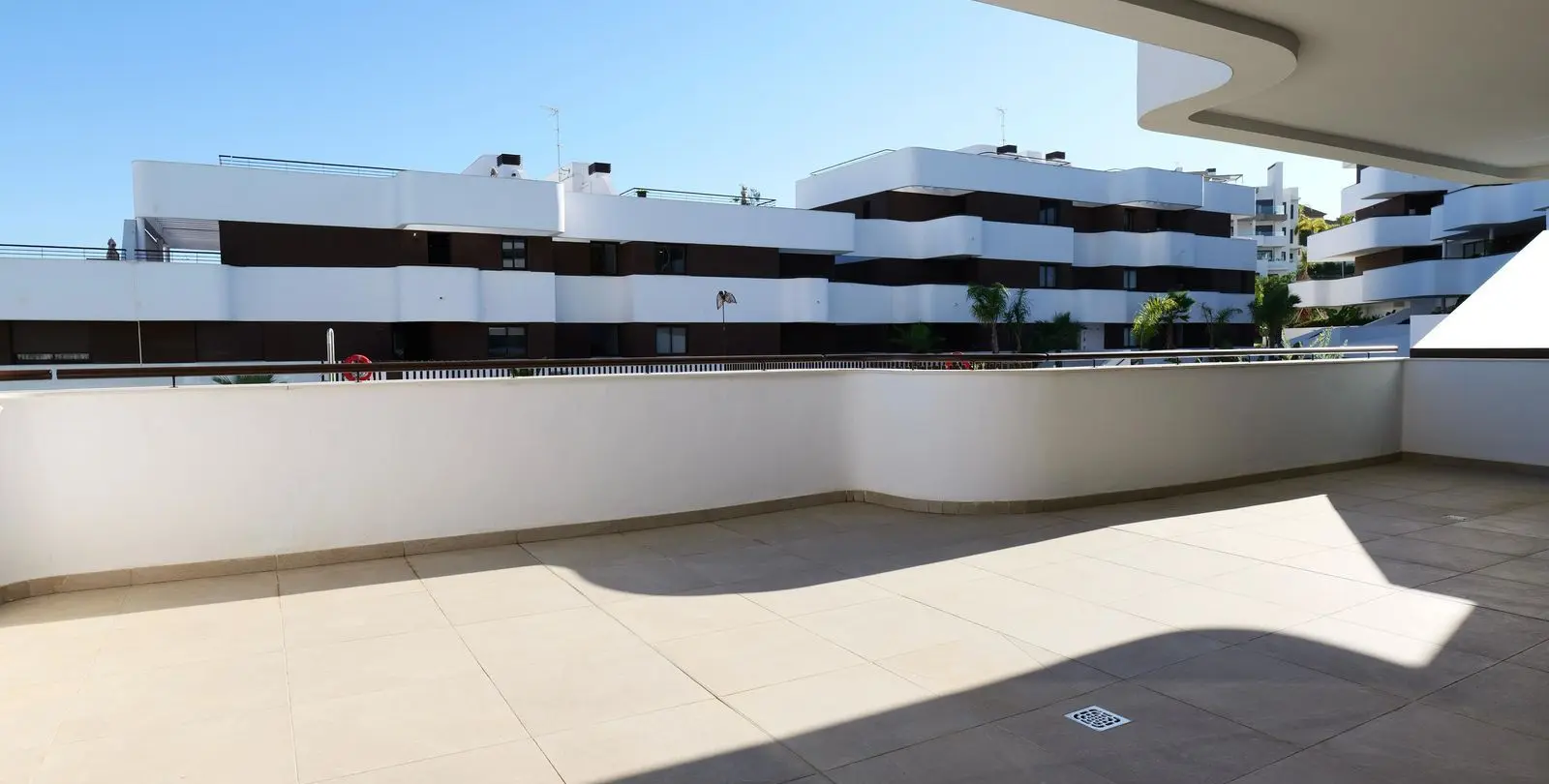Sale of middle floor apartment in Estepona 19