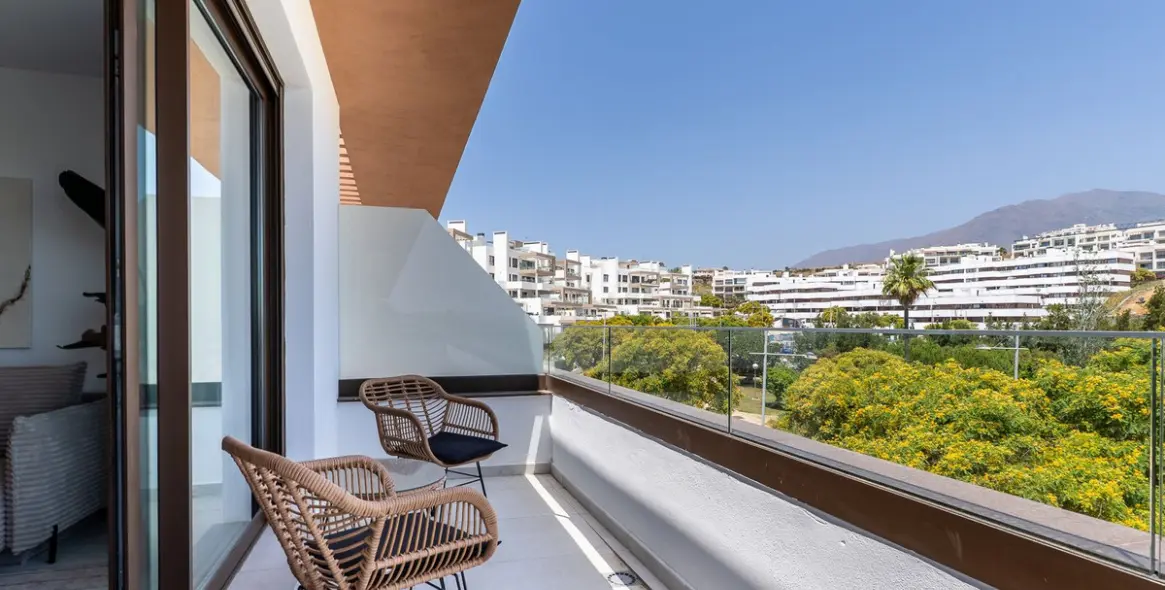 Sale of middle floor apartment in Estepona 16