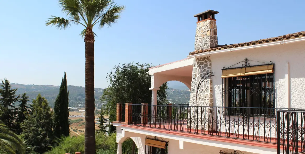 Sale of detached villa in Coín 1