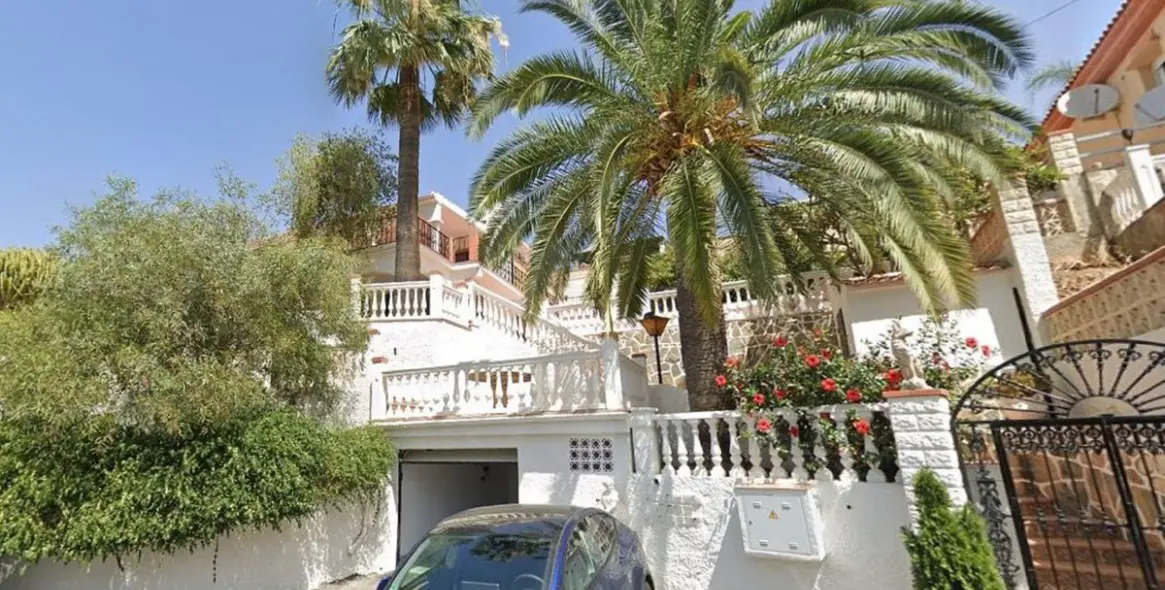 Sale of detached villa in Coín 2