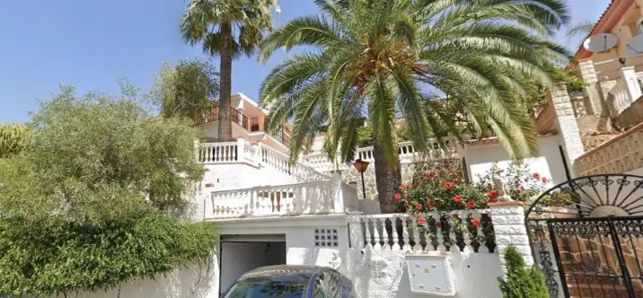 Sale of detached villa in Coín 1