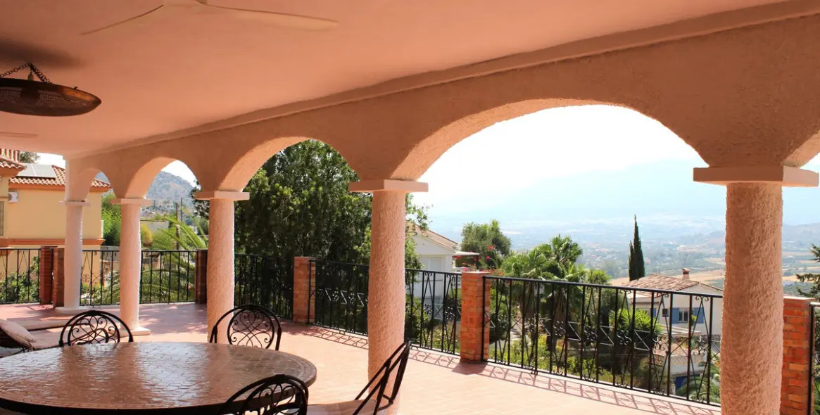 Sale of detached villa in Coín 10