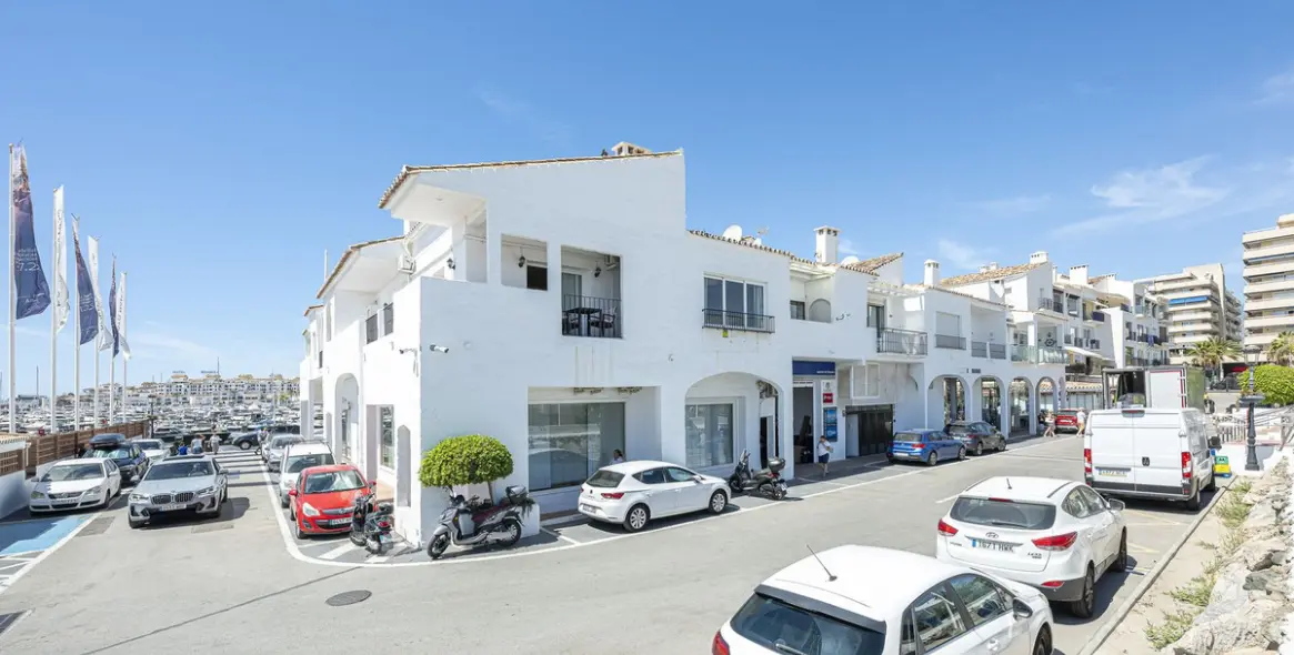 Sale of penthouse in Puerto Banús 30