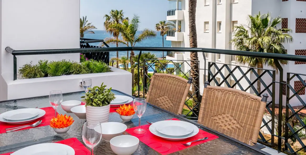 Sale of middle floor apartment in Calahonda 1