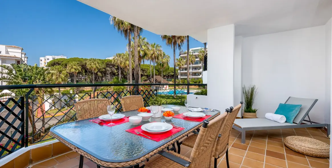 Sale of middle floor apartment in Calahonda 2