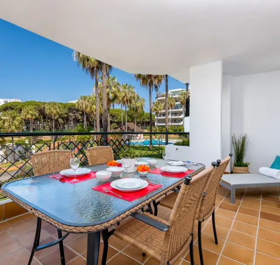 Sale of middle floor apartment in Calahonda