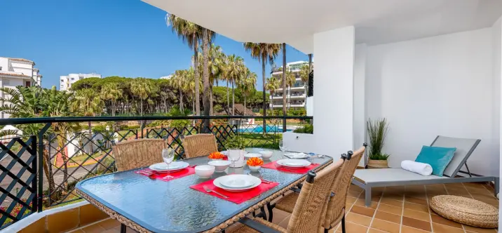 Sale of middle floor apartment in Calahonda 1