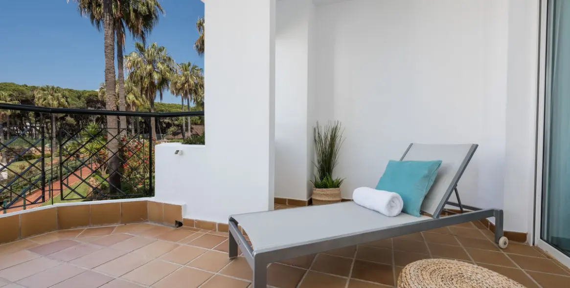 Sale of middle floor apartment in Calahonda 3