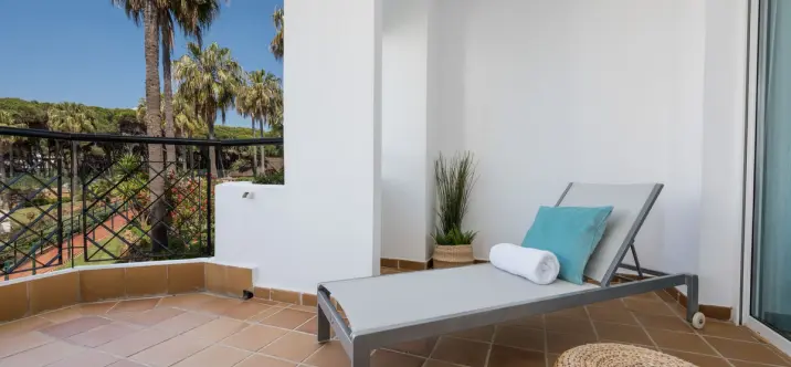 Sale of middle floor apartment in Calahonda 2