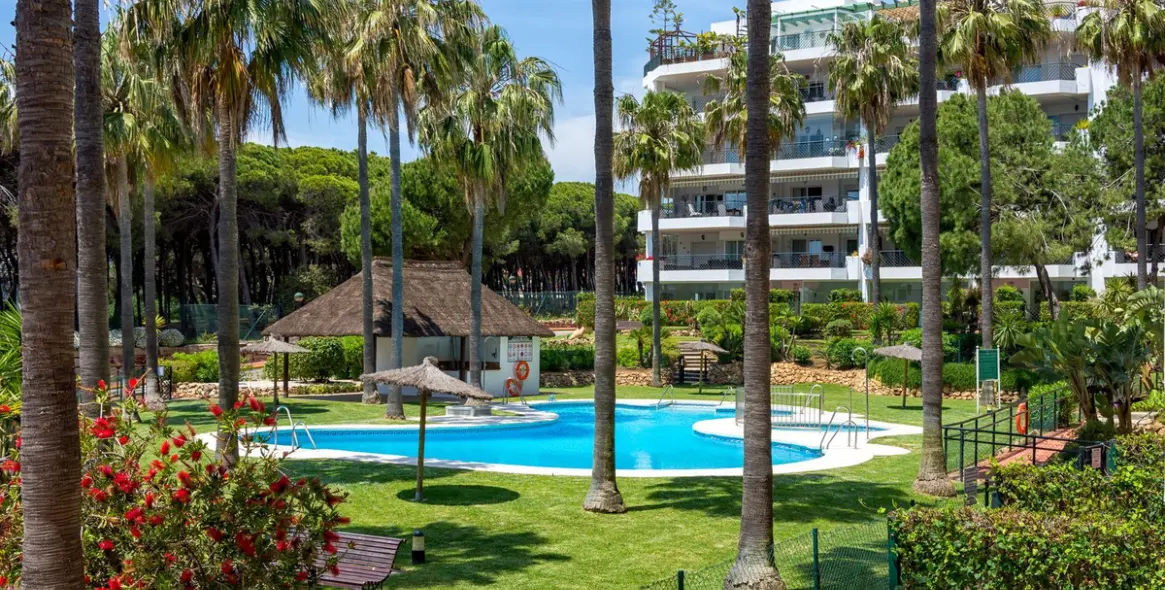 Sale of middle floor apartment in Calahonda 4