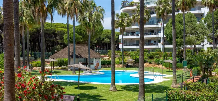 Sale of middle floor apartment in Calahonda 3