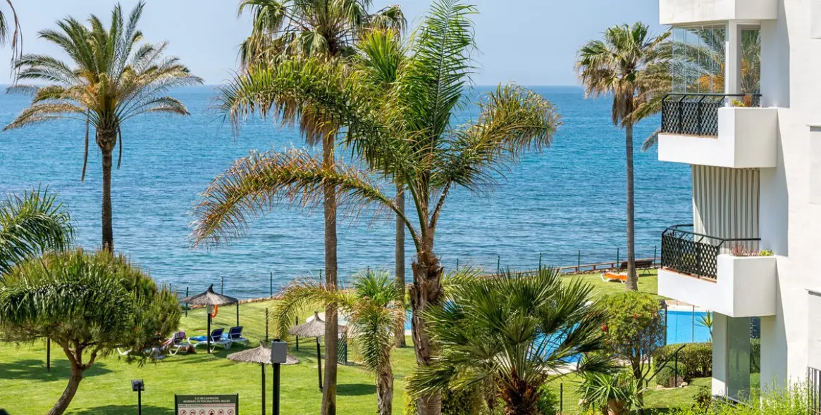 Sale of middle floor apartment in Calahonda 5