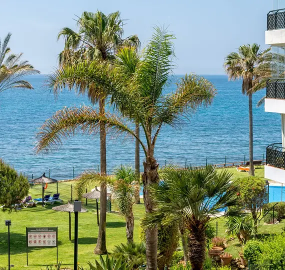 Sale of middle floor apartment in Calahonda