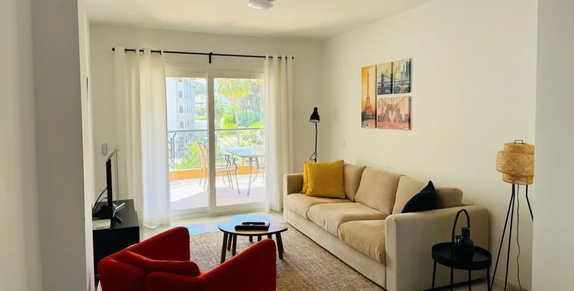 Sale of middle floor apartment in Calahonda 7