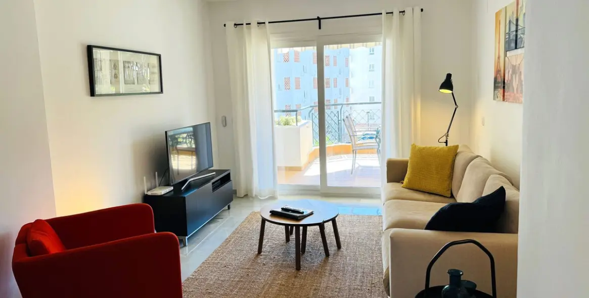 Sale of middle floor apartment in Calahonda 8