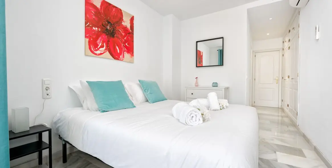 Sale of middle floor apartment in Calahonda 12