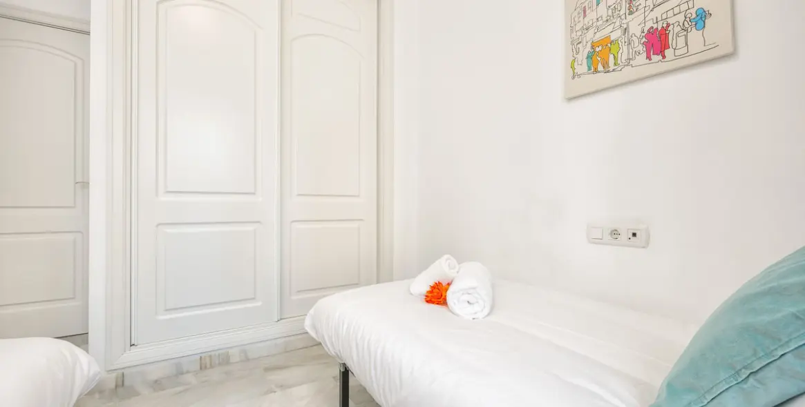 Sale of middle floor apartment in Calahonda 14