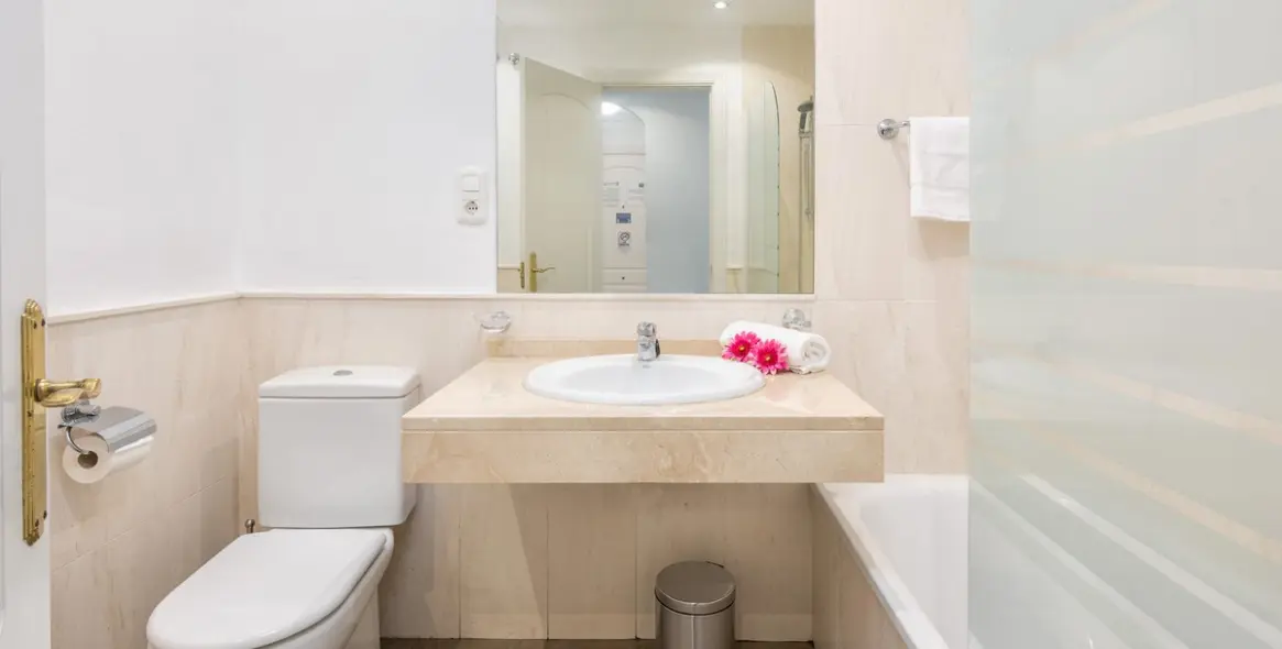 Sale of middle floor apartment in Calahonda 16