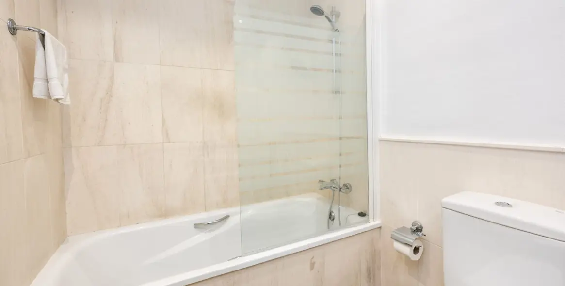 Sale of middle floor apartment in Calahonda 17