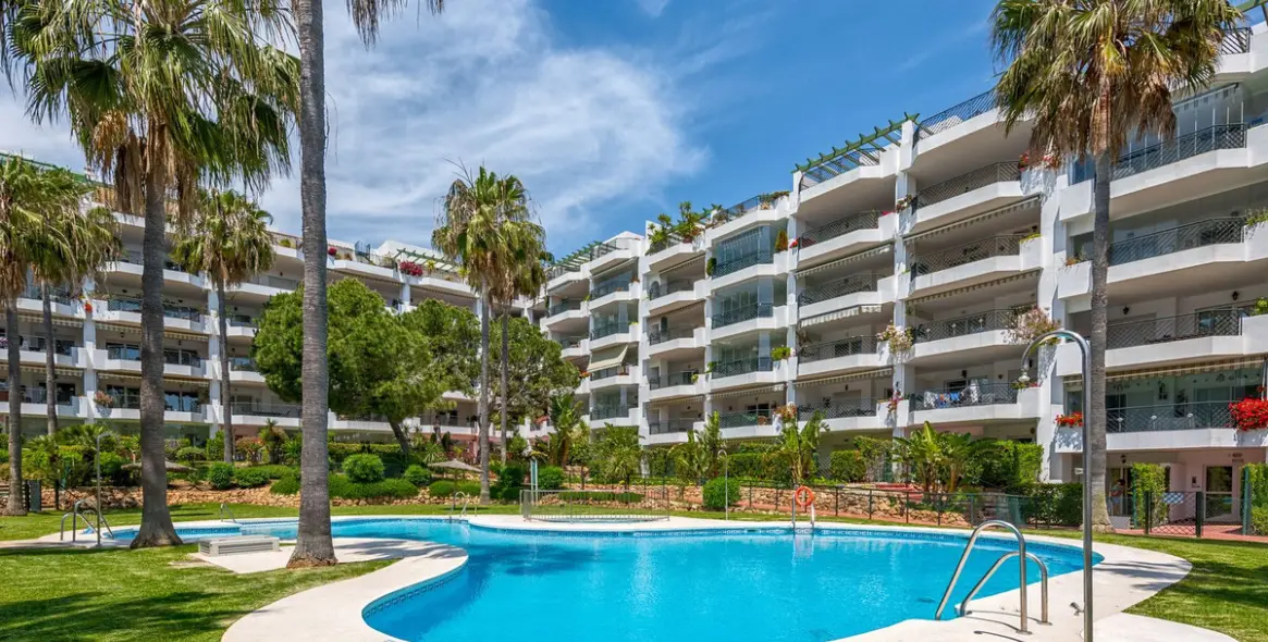 Sale of middle floor apartment in Calahonda 19