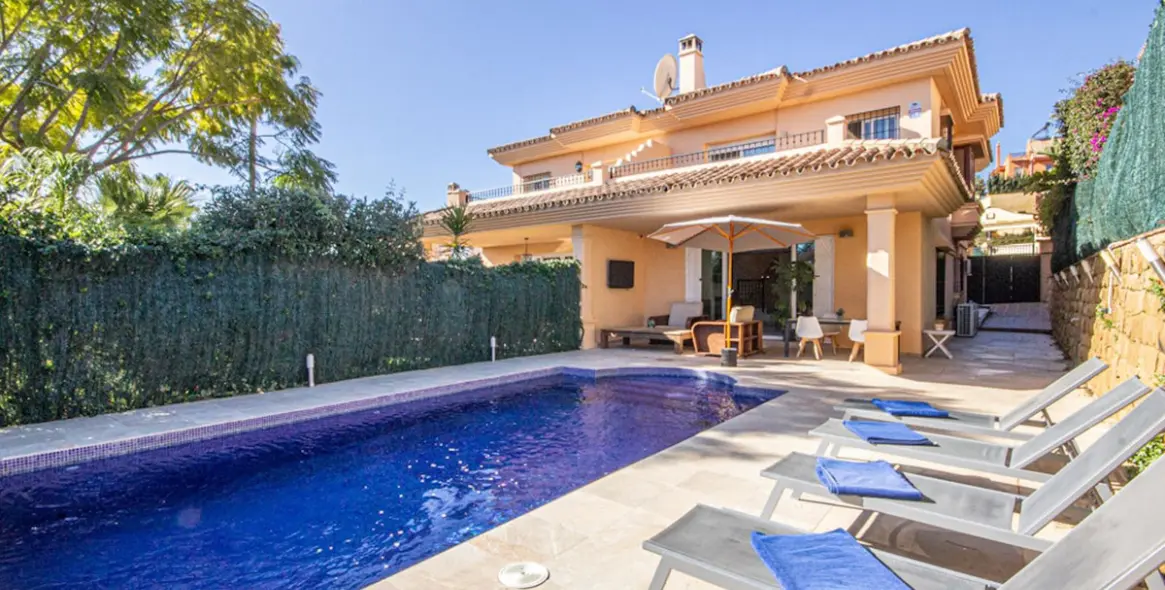 Продажа дома на две семьи в Riviera del Sol 1