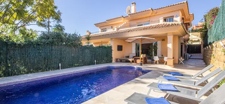 Продажа дома на две семьи в Riviera del Sol 0