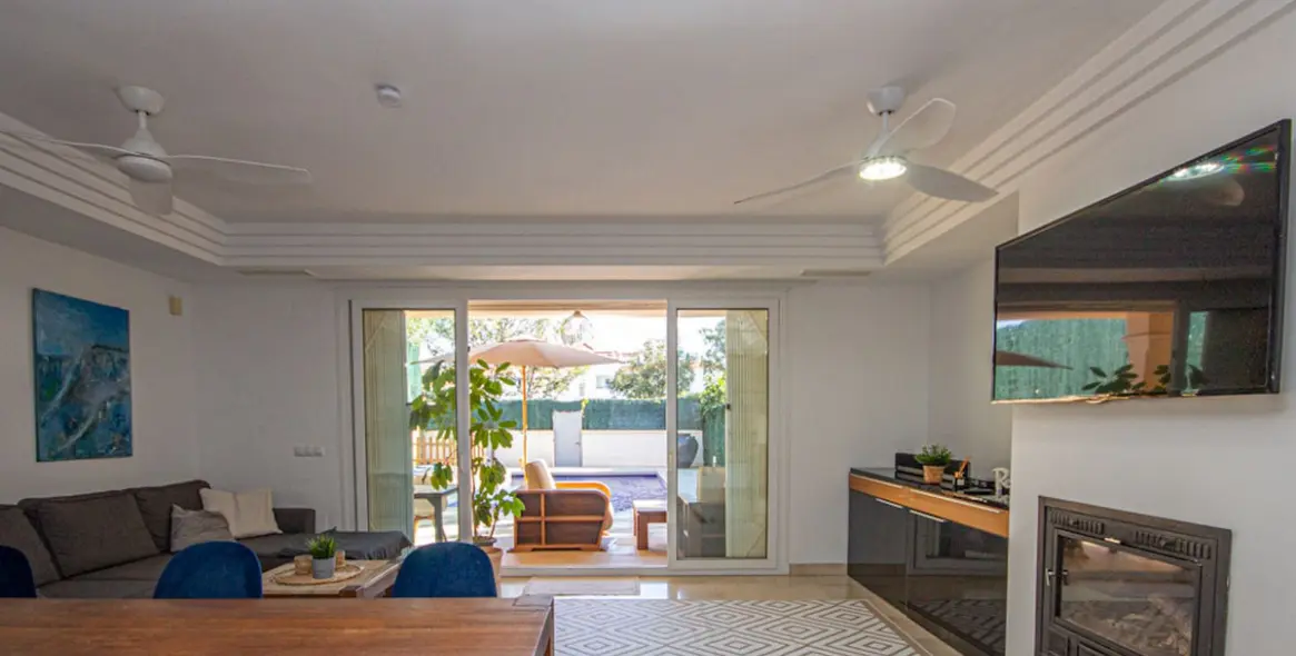 Продажа дома на две семьи в Riviera del Sol 2