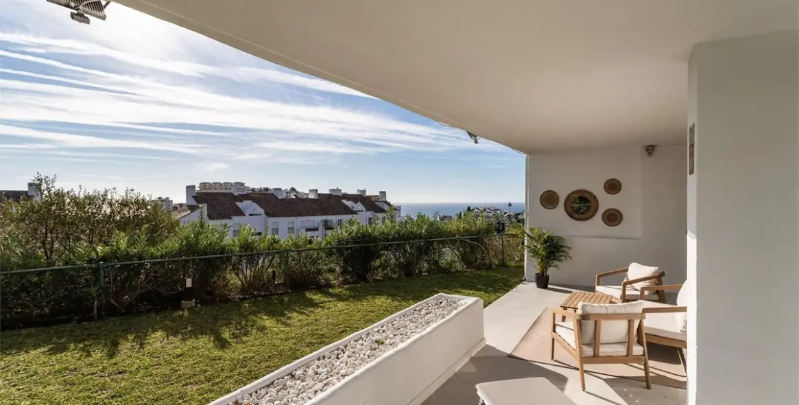 Продажа апартаментов на первом этаже в Miraflores 2