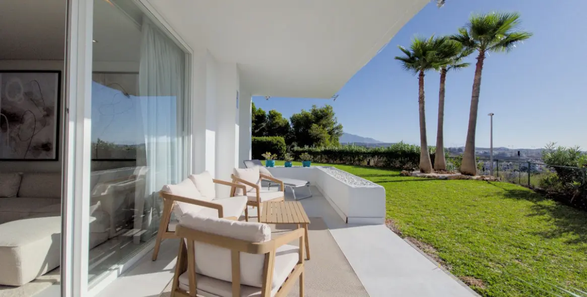 Продажа апартаментов на первом этаже в Miraflores 3