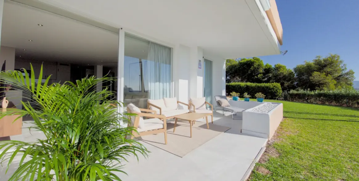 Продажа апартаментов на первом этаже в Miraflores 4