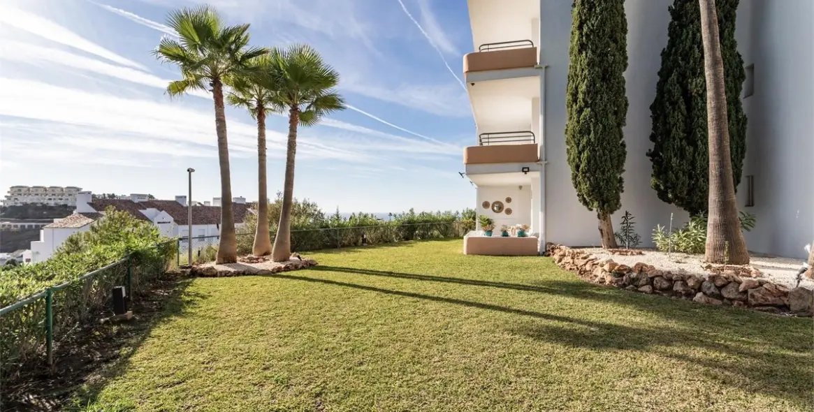 Продажа апартаментов на первом этаже в Miraflores 8