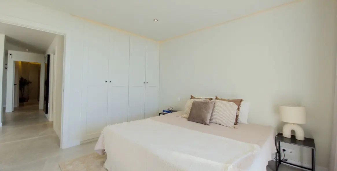 Продажа апартаментов на первом этаже в Miraflores 18