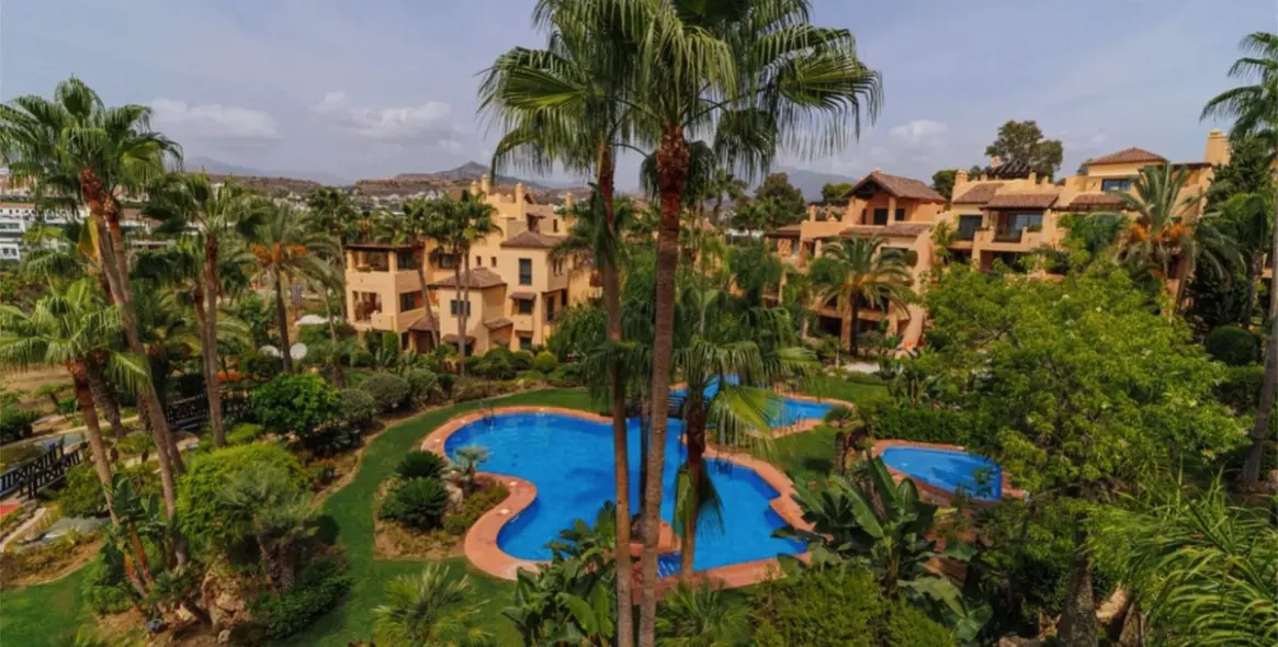 Продажа апартаментов на среднем этаже в Dos Hermanas 1