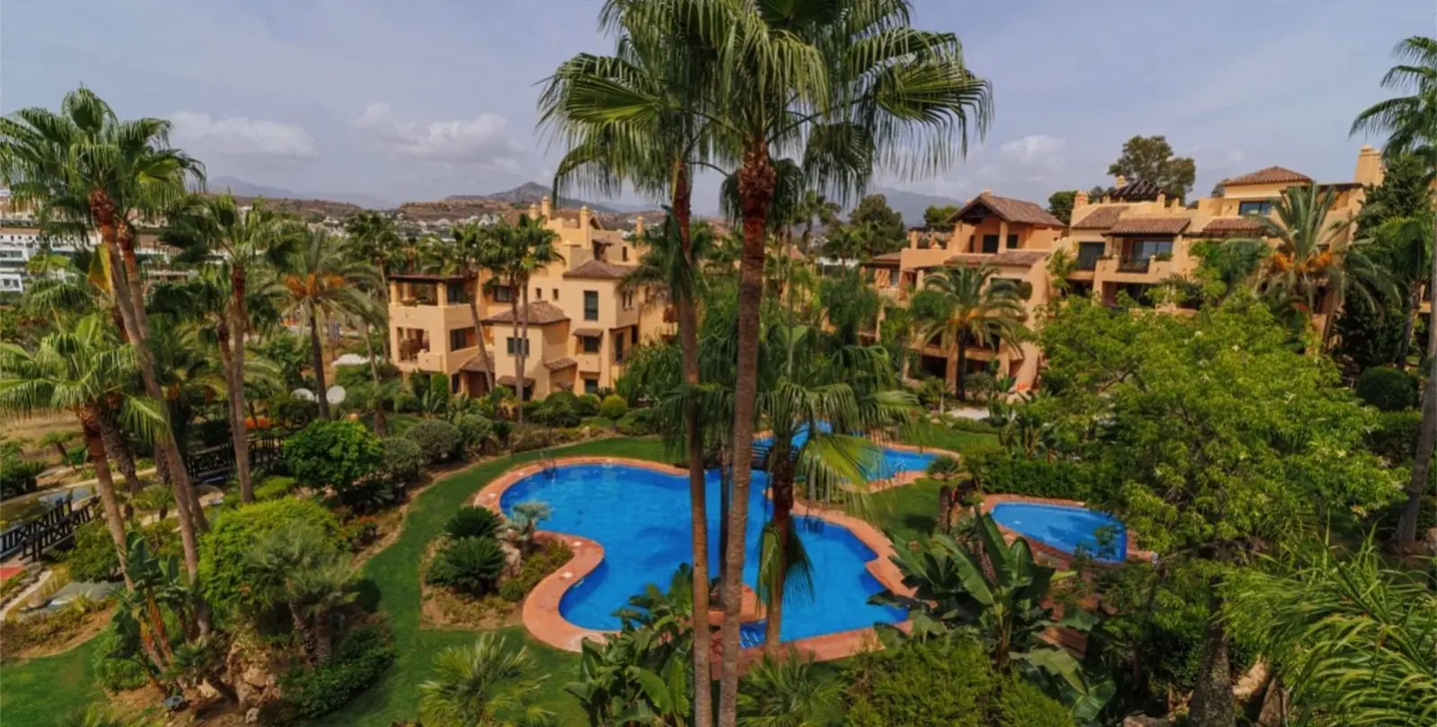 Sale of middle floor apartment in New Golden Mile 1