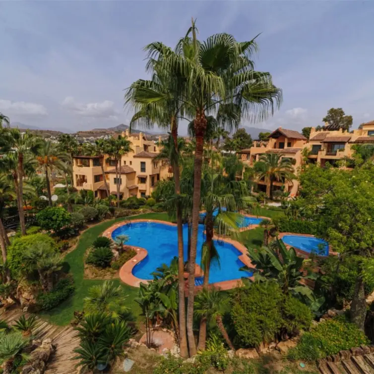Venta de apartamento en planta media en New Golden Mile
