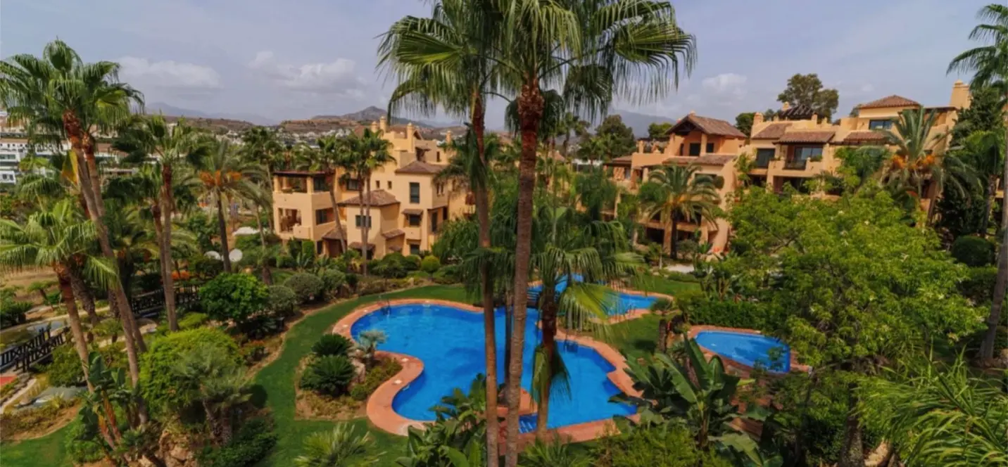 Venta de apartamento en planta media en New Golden Mile 0