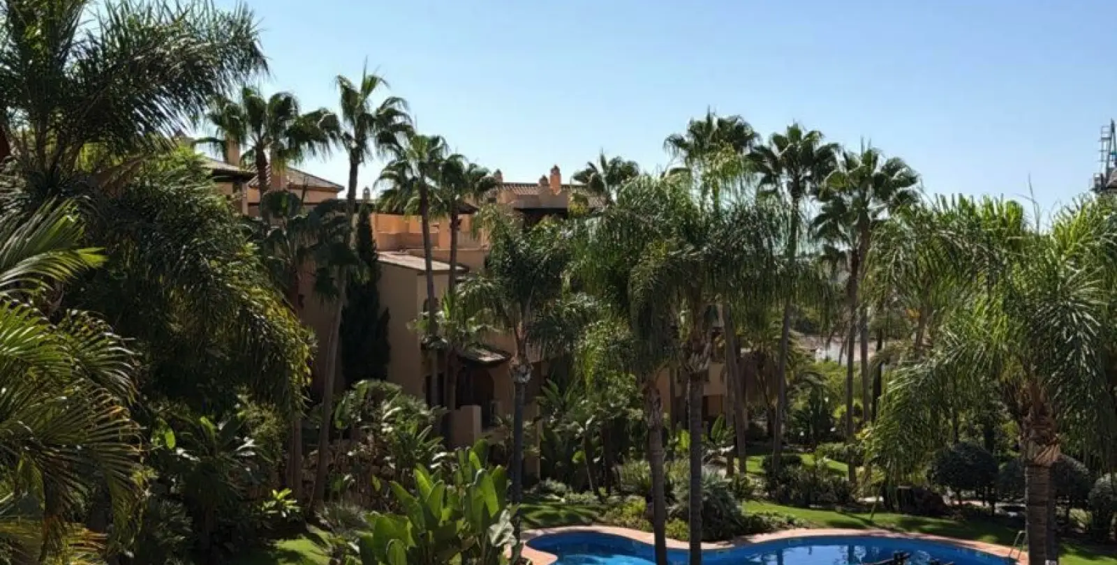 Sale of middle floor apartment in New Golden Mile 2