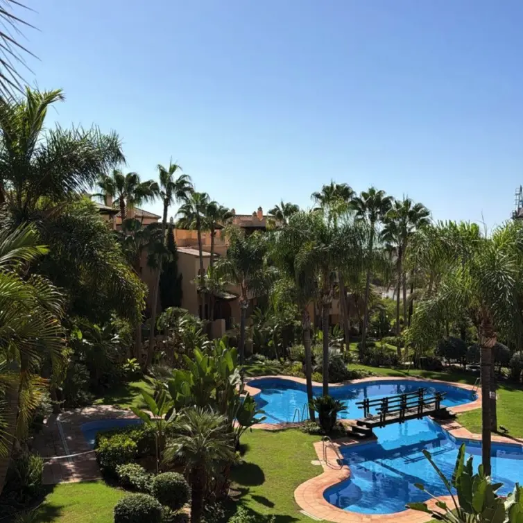 Venta de apartamento en planta media en New Golden Mile