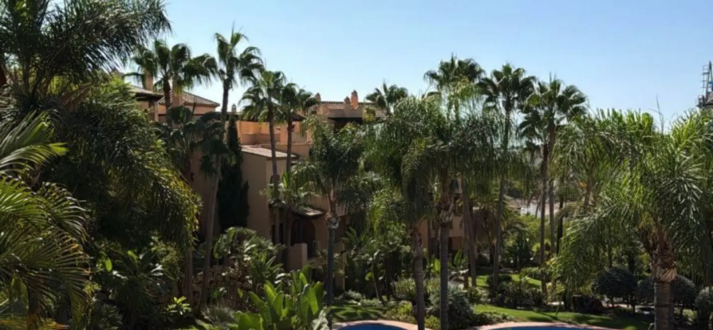 Venta de apartamento en planta media en New Golden Mile 1