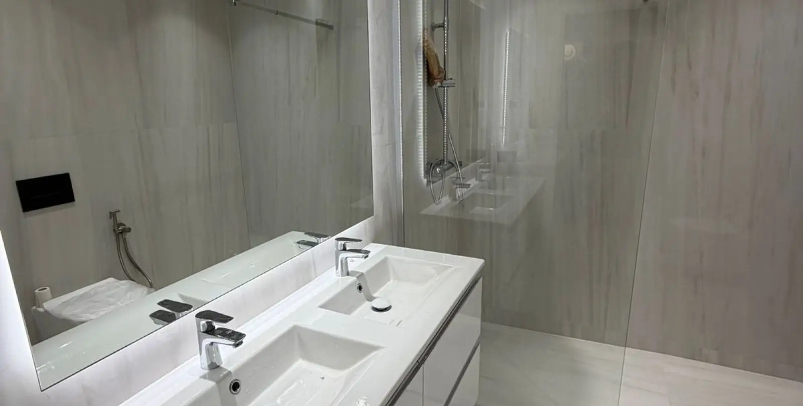Sale of middle floor apartment in New Golden Mile 8