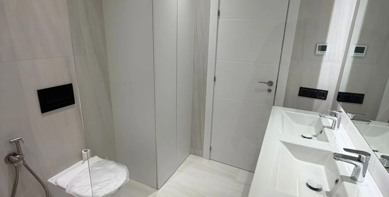Sale of middle floor apartment in New Golden Mile 9